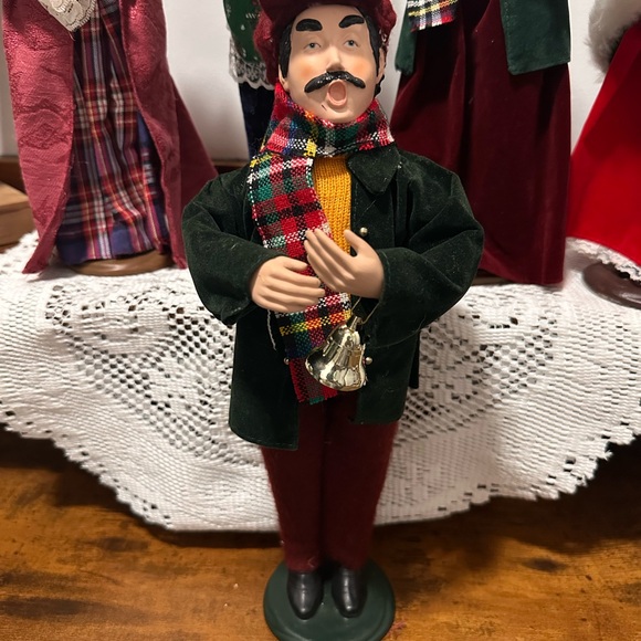 5 Festive Caroler Figurines Set - Picture 3 of 9